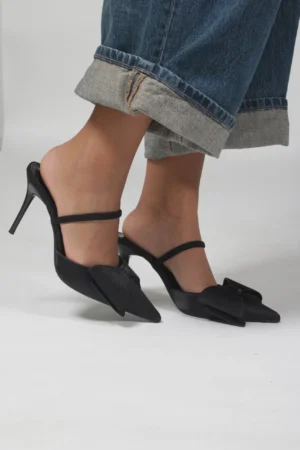 Bow heels